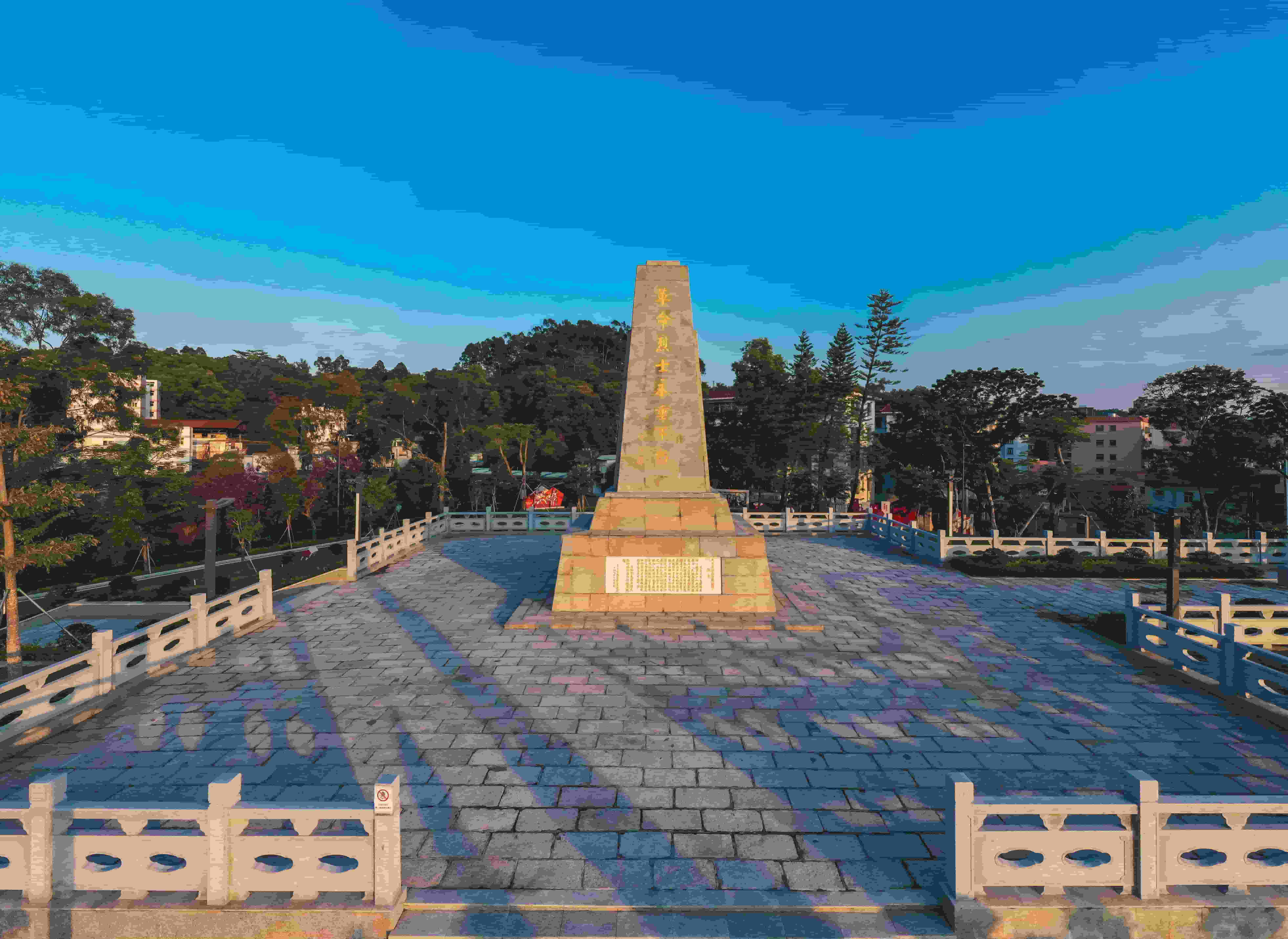 凤岗镇革命烈士纪念碑广场